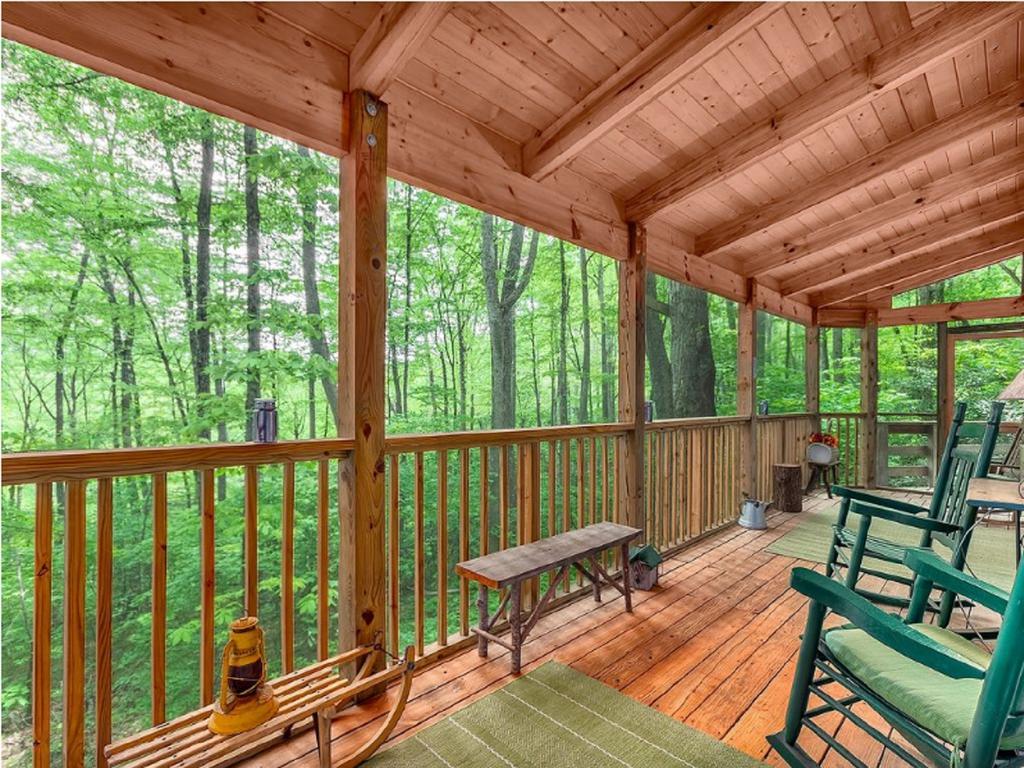 Smoky Mountain Treehouse Maggie Valley Exterior foto